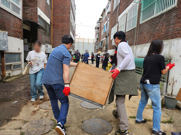 ▲ 직접 수해 쓰레기를 정비하고 있는 강범석 서구청장.