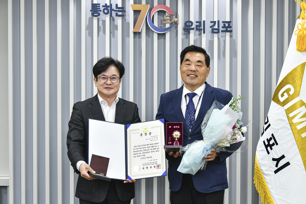 ▲ 故 김민환 상병의 조카인 박완규 유족 대표에게 화랑무공훈장 전수 모습.