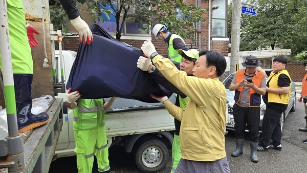 ▲ 강서구의회 박성호 의장이 방화중학교 후문 수해 현장에서 자원봉사를 실시하고 있다.