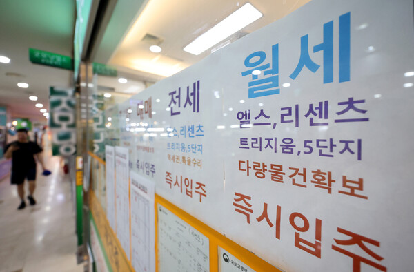 ▲ 서울 시내 한 부동산에 게시된 월세 매물 정보. /뉴시스