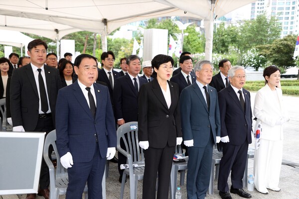 ▲ 수원특례시의회 의원들 '제80주년 광복절 기념 현충탑 참배' 참석 모습.