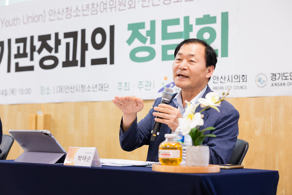 ▲ 안산시의회 박태순 의장이 ‘안산청소년의회 기관장 정담회’에 참석해 청소년의원들을 격려하고 있다.