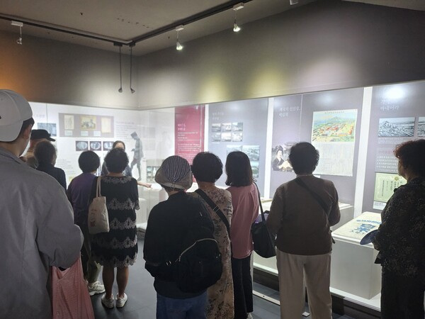▲ 학대피해노인전용쉼터 광복80주년 기념행사 특별 치유 나들이 진행사진.