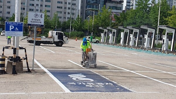 ▲ 목동공영주차장 구획선 재도색 공사 모습.