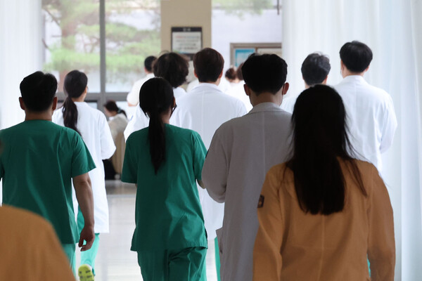 ▲ 현장 복귀를 희망하는 사직 전공의 등을 대상으로 한 하반기 전공의 모집이 오늘부터 29일까지 전국 수련병원별로 진행된다. 사진은 지난 11일 서울 시내 대학병원에서 의료진들이 이동하는 모습. /뉴시스