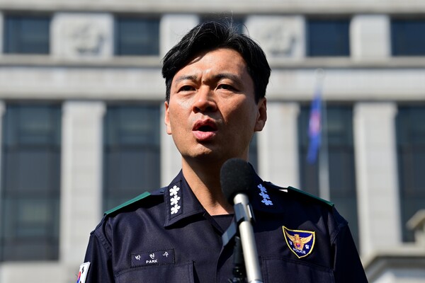 ▲ 박현수 서울경찰청장 직무대리가 지난 4월 서울 종로구 헌법재판소 앞에서 발언하고 있다.  /뉴시스
