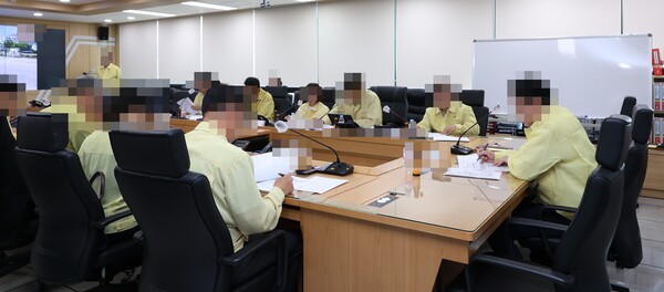 ▲ 더불어민주당 소속 자치단체장이 속한 경기지역 한 지방자치단체에서 재난대책회의가 진행 중이다. /뉴시스