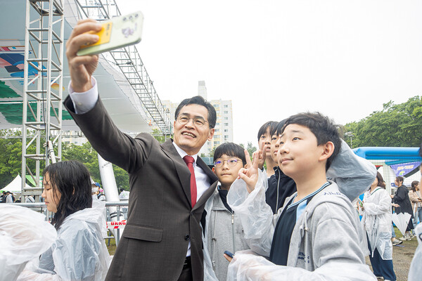 ▲ 지난 5월 ‘Y교육박람회 2025’에서 청소년들과 함께하는 이기재 양천구청장.