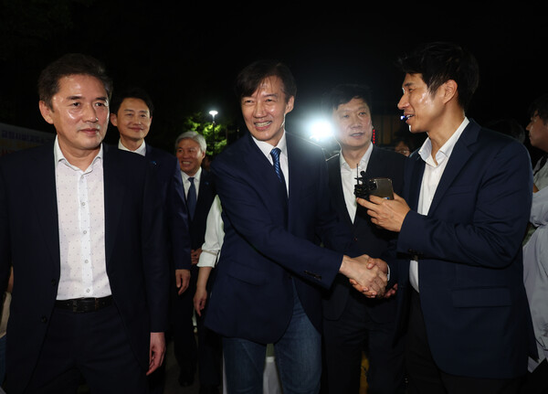 ▲ 기자와 악수하는 조국 전 대표. /뉴시스