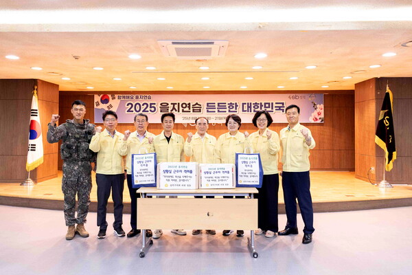 ▲ (왼쪽 세 번째부터) 박영섭 도시건설위원회 위원장, 정기혁 부의장, 임태근 의장, 양순임 운영위원회 위원장, 정해숙 행정기획위원회 위원장.