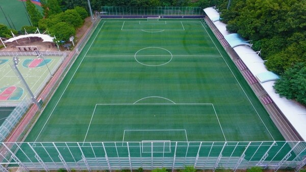 ▲ 새로운 인조잔디를 설치한 석수체육공원 축구장 모습.