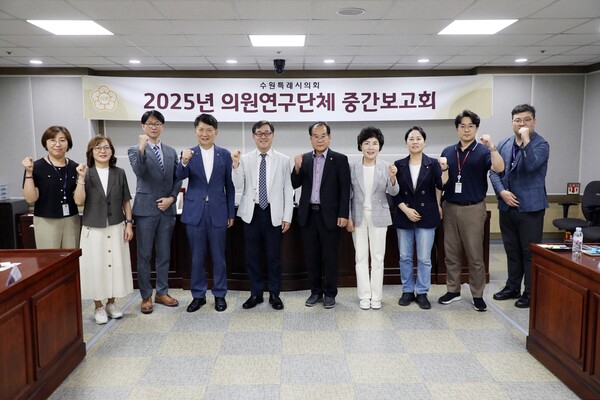 ▲ 이재식 의장이 을지연습 참여 근무자들을 격려하고 있다.