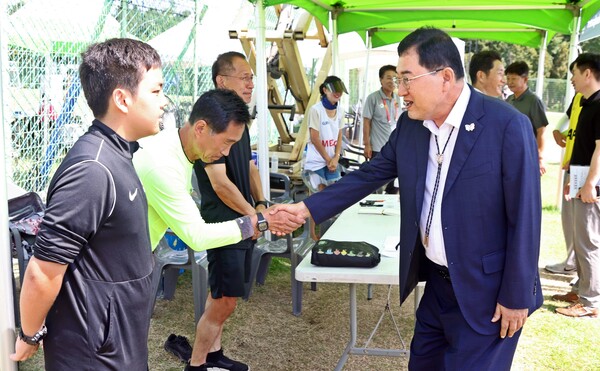 ▲ 주낙영 경주시장이 19일 경주축구공원을 찾아 ‘2025 화랑대기 전국 유소년 축구대회’ 참가 선수와 관계자들을 만나 격려하고 현장을 살피고 있다.