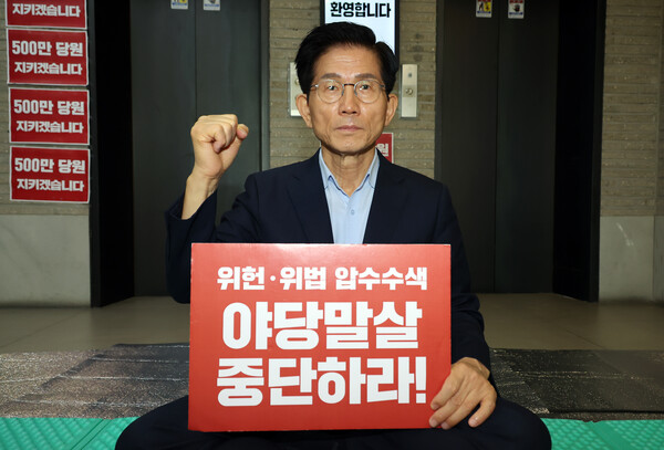 ▲ 피켓 들고 포즈 취하는 김문수 후보. /뉴시스