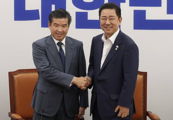 ▲ 김병기 더불어민주당 원내대표가 19일 서울 여의도 국회에서 제임스 김 주한미국상공회의소(AMCHAM) 회장과 면담을 하기 전 악수하고 있다. /뉴시스