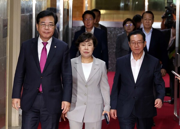 ▲ 송언석 국민의힘 비상대책위원장 겸 원내대표와 중진의원들이 19일 오전 서울 여의도 국회의장실에 현안 관련 논의를 위해 방문을 하고 있다. /뉴시스