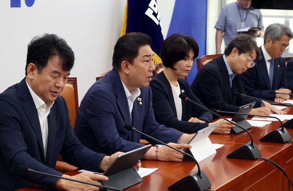 ▲ 김병기 더불어민주당 원내대표가 19일 오전 서울 여의도 국회에서 열린 원내대책회의에서 발언을 하고 있다. /뉴시스