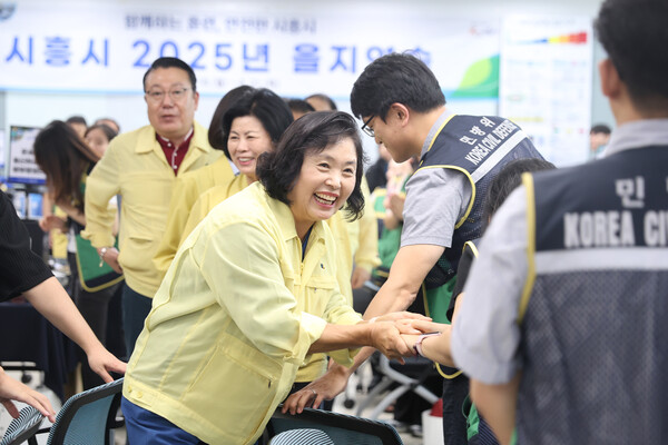 ▲ 오인열 의장이 을지연습 참여 근무자들을 격려하고 있다.
