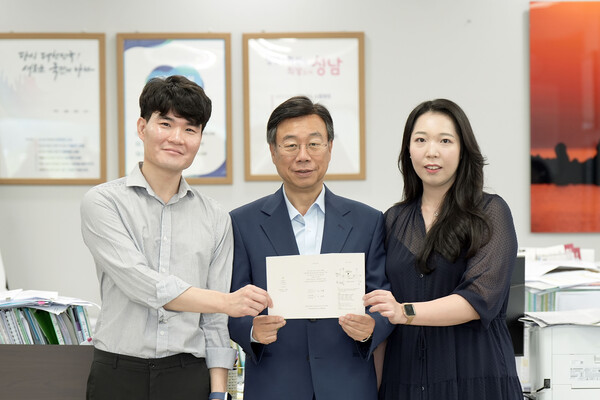 ▲ 성남시 솔로몬의 선택 행사로 만나 오는 9월 결혼하게 된 예비부부 권씨와 임씨가 신상진 성남시장에게 청첩장을 전달 후 기념사진을 찍고 있다.