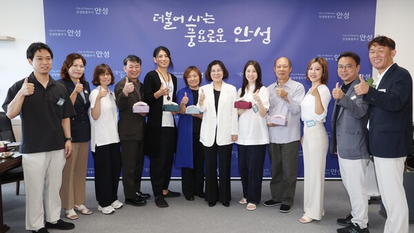 ▲ 김보라 안성시장과 해외 장인들 기념촬영 모습.