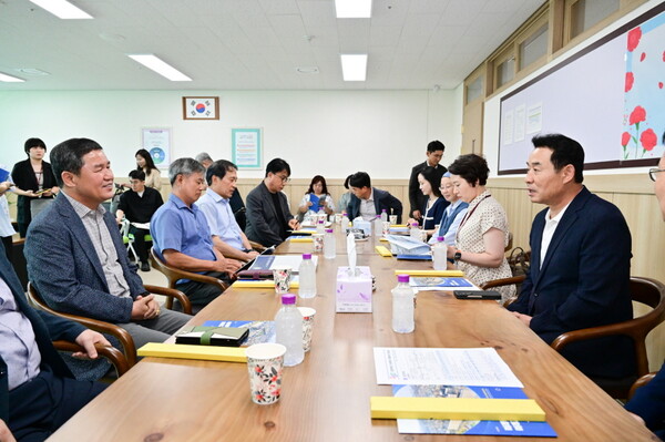 ▲ 이주배경 학생 교육과정 및 시설 운영 우수사례 벤치마킹을 위해 안산원곡초등학교에 방문한 백영현 포천시장(오른쪽).
