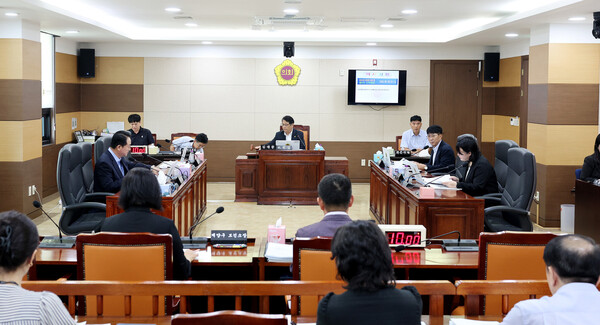 ▲ 인천시의회 건설교통위원회 계산종합의료단지 도시개발사업 소위원회 제5차 회의 개최 모습.