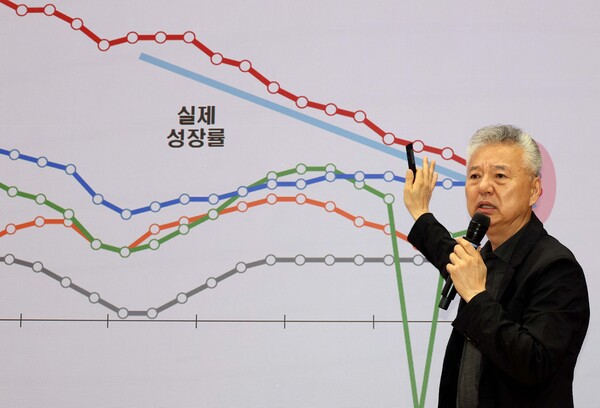 ▲ 홍성국 국정기획자문위 경제1분과 위원이 19일 오전 서울 여의도 국회 의원회관 소회의실에서 열린 ‘경제는 민주당, 새정부의 국정과제와 대한민국 경제대전환’ 세미나에서 이재명 정부의 경제정책방향과 최근 경제동향에 대해 강연하고 있다. /뉴시스