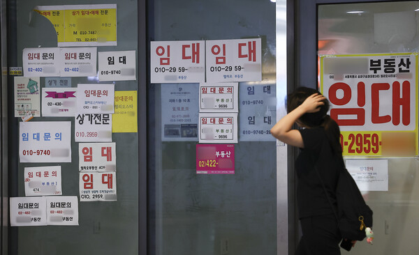 ▲ 송파구의 한 종합상가 점포 앞에 임대 안내문이 붙어 있다. /뉴시스