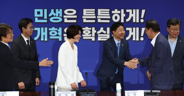 ▲ 김병기 더불어민주당 원내대표와 구윤철 부총리 겸 기획재정부 장관이 20일 오전 서울 여의도 국회 의원회관에서 열린 '새정부 경제성장전략 당정협의회'에서 악수를 하고 있다. /뉴시스