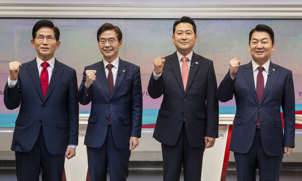 ▲ (왼쪽부터)국민의힘 김문수, 조경태, 장동혁, 안철수 당 대표 후보가 ‘당 대표 후보자 TV토론회’ 에 참석해 포즈를 취하고 있다. /뉴시스