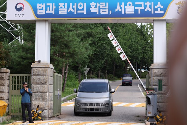 ▲ 김건희 여사 의혹을 수사하는 민중기 특별검사팀이 7일 오전 윤석열 전 대통령에 대한 체포영장 집행에 실패한 뒤 경기 의왕 서울구치소를 나서고 있다. /뉴시스