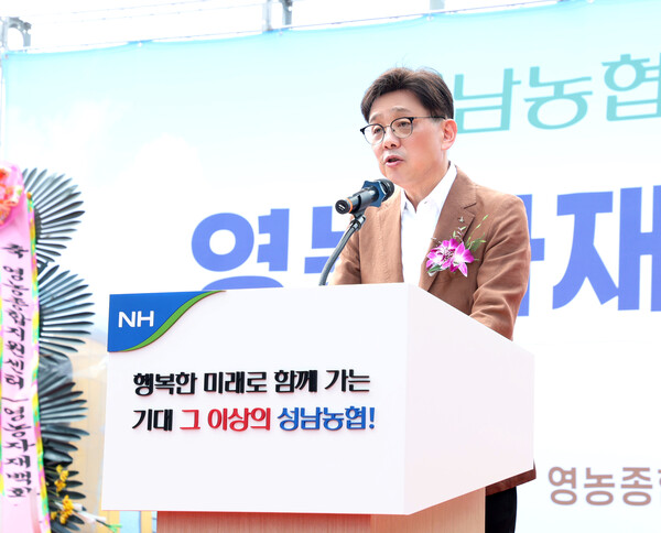 ▲ 안광림 부의장이 영농자재백화점 준공식에 참석해 축사를 하고 있다.