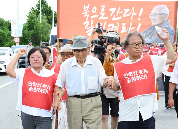 ▲ 전쟁포로인 비전향장기수 안학섭 씨가 20일 경기 파주 통일대교남단에서 안학섭송환추진단과 함께 검문소를 향해 이동하고 있다. /뉴시스