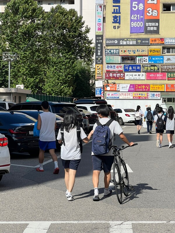 ▲ 19일 오후 서울 송파구 소재 중학교 앞에서 한 학생이 픽시 자전거를 끌고 가고 있다. /뉴시스