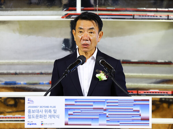 ▲ 한문희 한국철도공사 사장이 지난 2024년 3월 28일 서울 중구 문화역 서울284에서 열린 코레일 홍보대사 위촉식 및 철도문화전 개막식에서 축사를 하고 있다. /뉴시스
