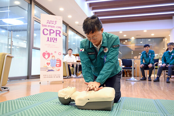 ▲ 이민근 안산시장이 공직자 대상 ‘심폐소생술(CPR) 공개 시연’ 행사에서 직접 심폐소생술을 시연하고 있다.
