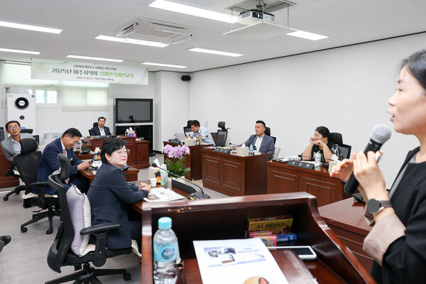 ▲ 여주시의회 의원과 직원 대상 교육 실시 모습.