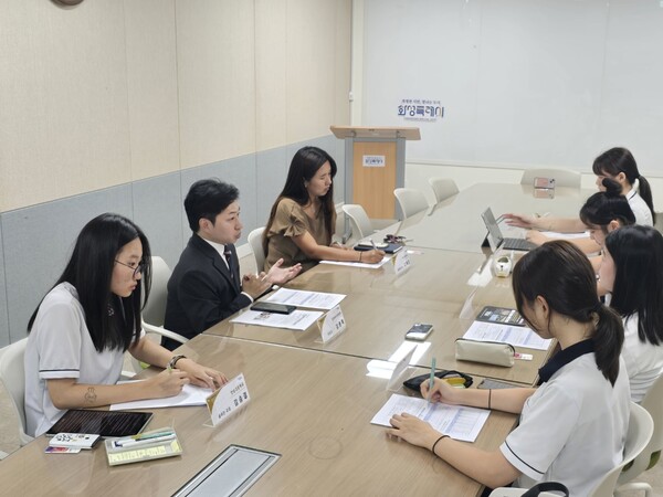 ▲ 화성특례시의회와 반송고등학교 '숨쉬는 교실' 팀 간접흡연 저감을 위한 정책 간담회 개최 모습.