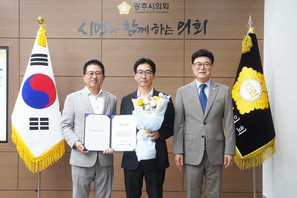 ▲ (왼쪽부터) 허경행 의장, 전찬진 팀장, 박상영 의원.