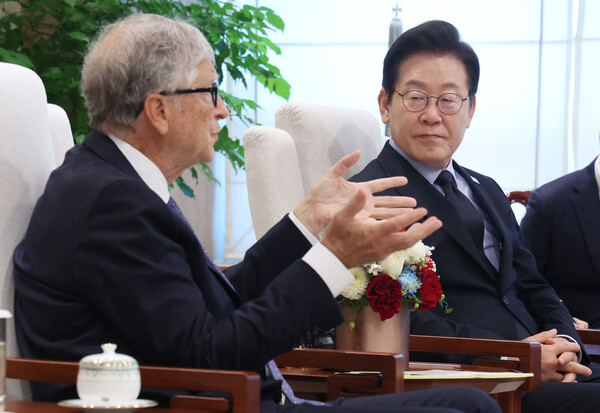 ▲ 빌 게이츠 이사장 발언 듣는 이재명 대통령. /뉴시스