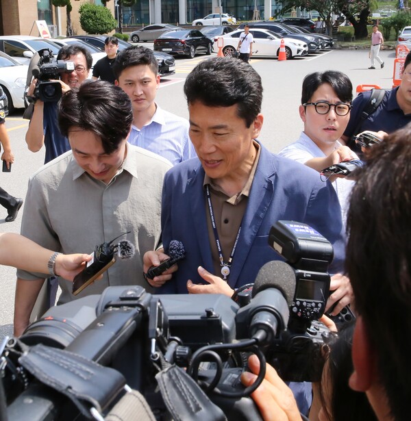 ▲ 충북경찰청 박용덕 반부패경제범죄수사대장이 21일 김영환 충북지사의 돈봉투 수수의혹과 관련해 집무실 압수수색을 끝낸 뒤 철수하고 있다. /뉴시스