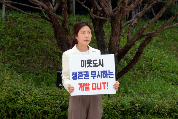 ▲ 오산시의회 동탄 물류센터 백지화 촉구 릴레이 1인 시위 모습.