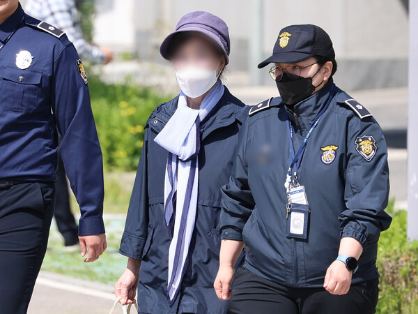▲ 잔고증명서를 위조한 혐의로 복역 중인 윤석열 대통령의 장모 최은순 씨가 지난해 5월 서울 송파구 서울동부구치소에서 가석방되고 있다. /뉴시스