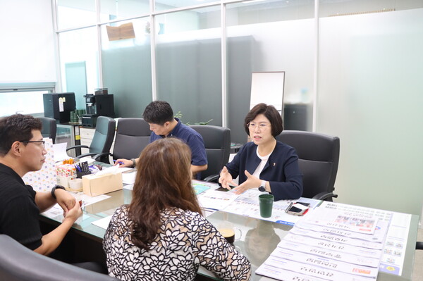 ▲ ‘청개구리 연못’ 사업 추진 현황 설명 듣는 이애형 위원장.