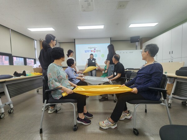 ▲ 유한대학교 학생들이 신체활동 프로그램을 진행하는 모습.