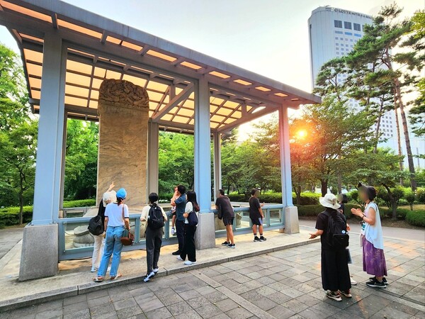 ▲ 삼전도비를 찾은 탐방객들이 해설사의 설명을 듣고 있다.