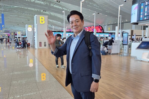▲ 최대호 안양시장 출국 전 기념사진.