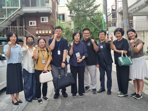 ▲ 재택의료비 지원 사업 현장 방문한 이수희 강동구청장.