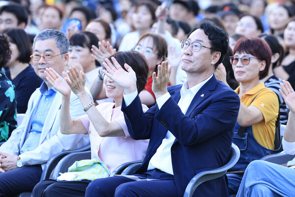 ▲ 객석에서 시민들과 함께 공연을 즐기고 있는 정명근 화성특례시장.