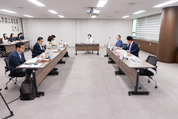 ▲ '안산시 직장운동경기부 발전 방향 모색' 연구용역 중간보고회 개최 모습.